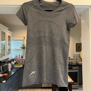 Lululemon Women's Heathered Gray Short Sleeve Tee 6